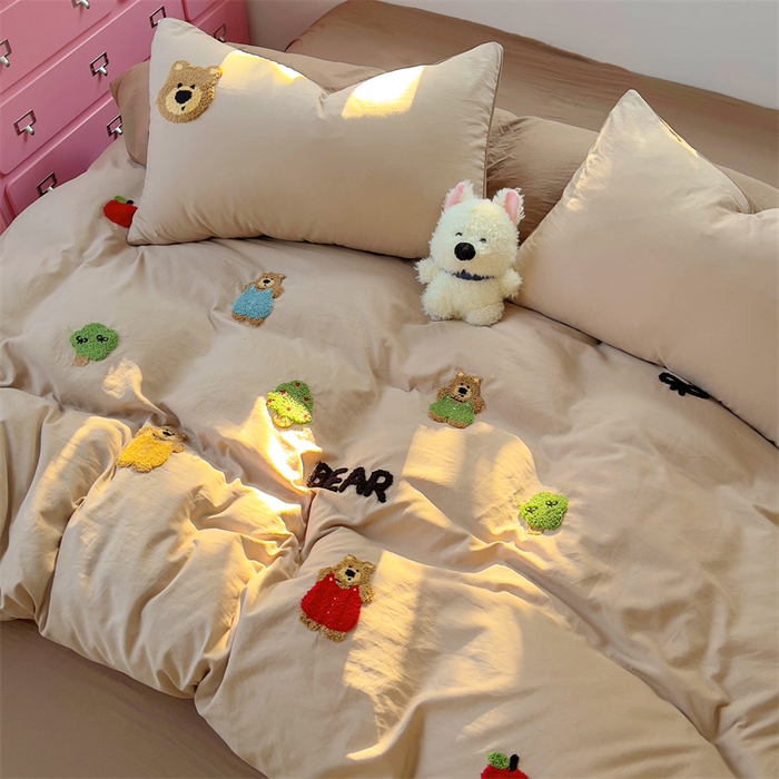 91家纺网 家纺一手货源 找家纺 易辰美 2025新款超柔水洗棉毛巾绣四件套 趣味熊(奶杏+卡其)