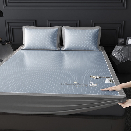 91家纺网 家纺一手货源 找家纺 小牛席业 2025新款加厚款-满天星天鹅刺绣冰丝席系列（床笠款）凉席藤席冰藤席冰丝席竹席草席空调席乳胶席豆豆席 蓝色