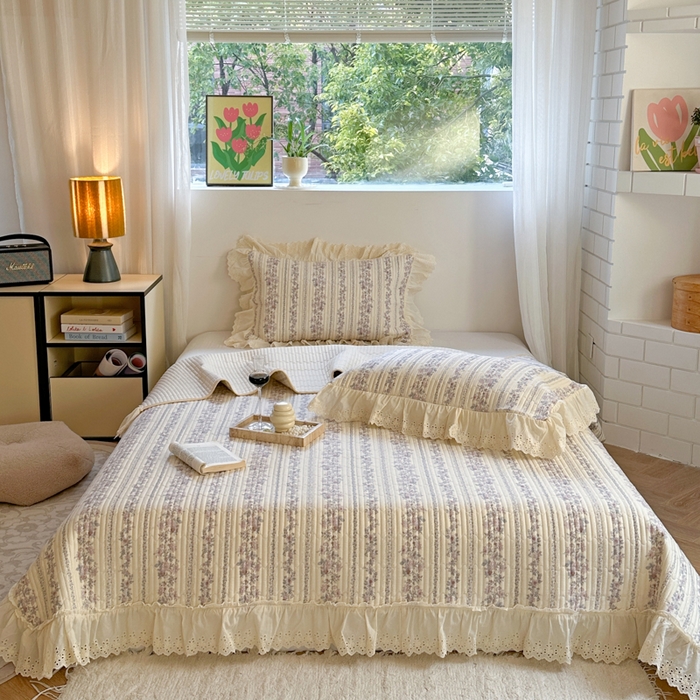 91家纺网 家纺一手货源 找家纺 金丝鸟 2025全棉镂空白色花边款韩式床盖 紫色花铃