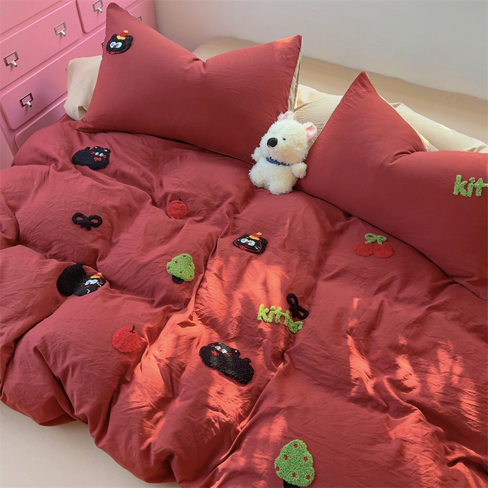 91家纺网 家纺一手货源 找家纺 易辰美 2025新款超柔水洗棉毛巾绣四件套 黑猫(安可拉红+奶杏)