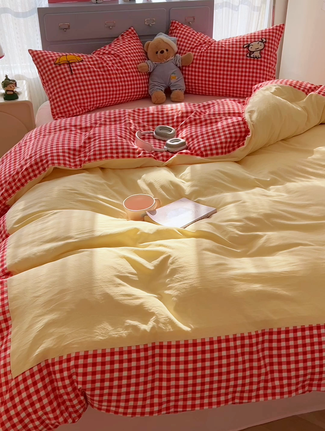 91家纺网 家纺一手货源 找家纺 2025春夏新款云朵棉水洗棉毛巾绣拼角工艺四件套 撑伞的小男孩-红格