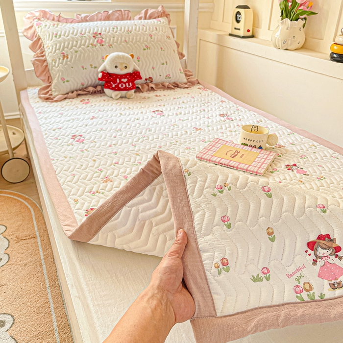 91家纺网 家纺一手货源 找家纺 纽缦家纺 2025新款云感提花双层纱学生床垫 蜜糖之恋