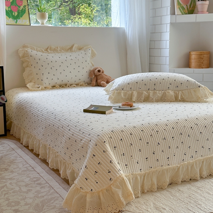 91家纺网 家纺一手货源 找家纺 金丝鸟 2025全棉镂空白色花边款韩式床盖 黑色小樱桃