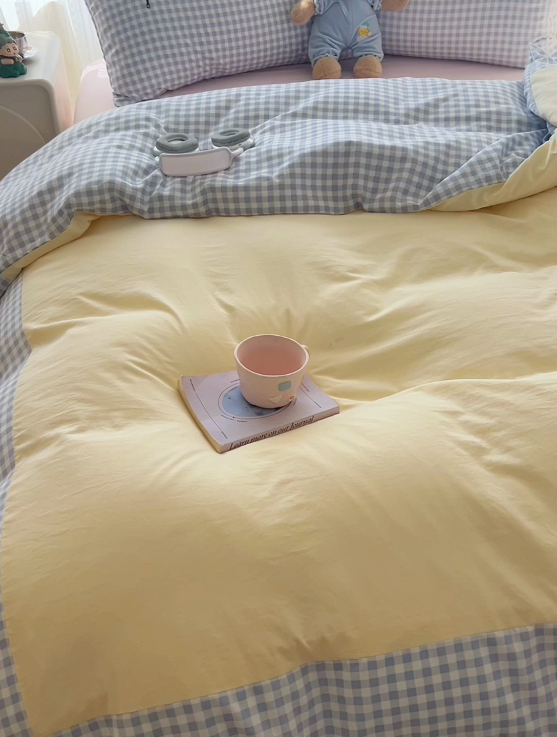 91家纺网 家纺一手货源 找家纺 2025春夏新款云朵棉水洗棉毛巾绣拼角工艺四件套 撑伞的小男孩-蓝格