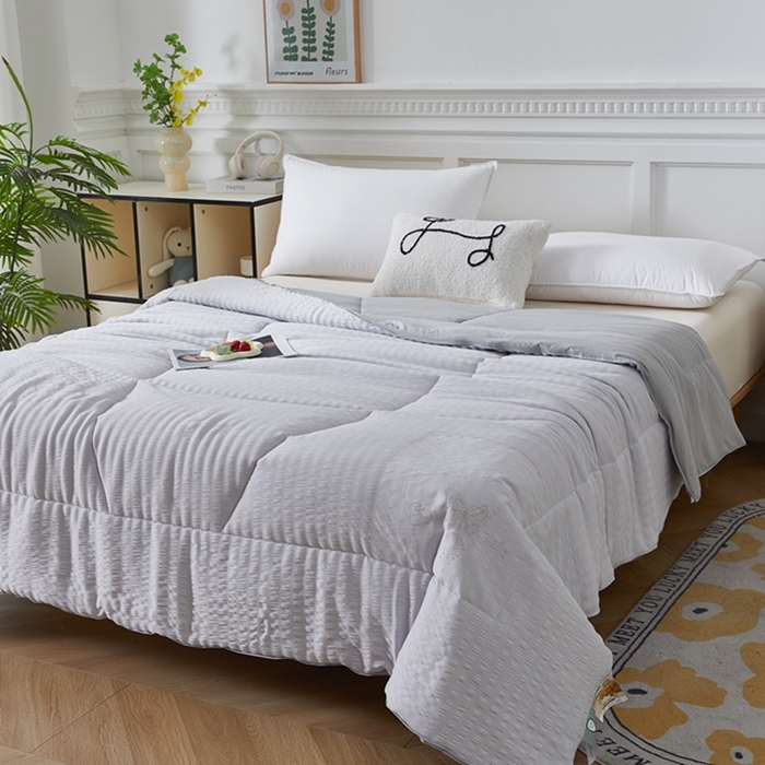 91家纺网 家纺一手货源 找家纺 羽涵家纺 2025新款抗菌皱皱纱水洗棉绒冬被 云雾灰