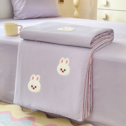 91家纺网 家纺一手货源 找家纺 莱登卡奴 2025新款全棉水洗棉毛巾绣大豆夏被子被芯 萌兔紫