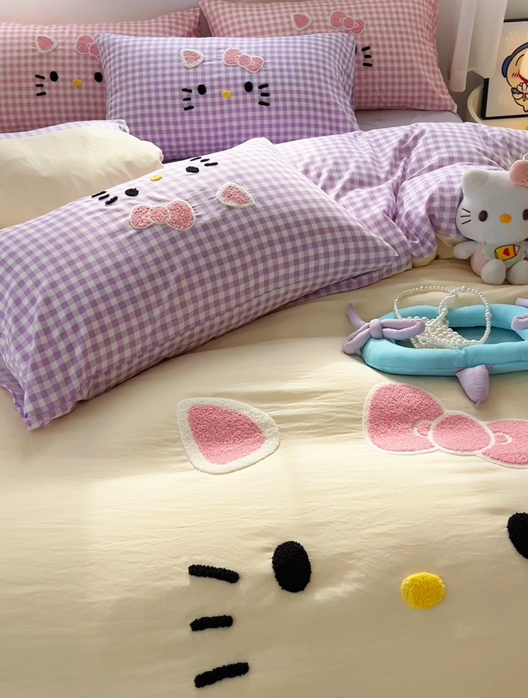 91家纺网 家纺一手货源 找家纺 2025春夏新款云朵棉水洗棉毛巾绣拼角工艺四件套 快乐猫咪-紫小格