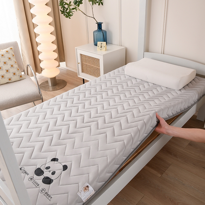 91家纺网 家纺一手货源 找家纺 亿丁点床垫 2025新款牛奶丝学生和地铺专用床垫 熊猫头灰