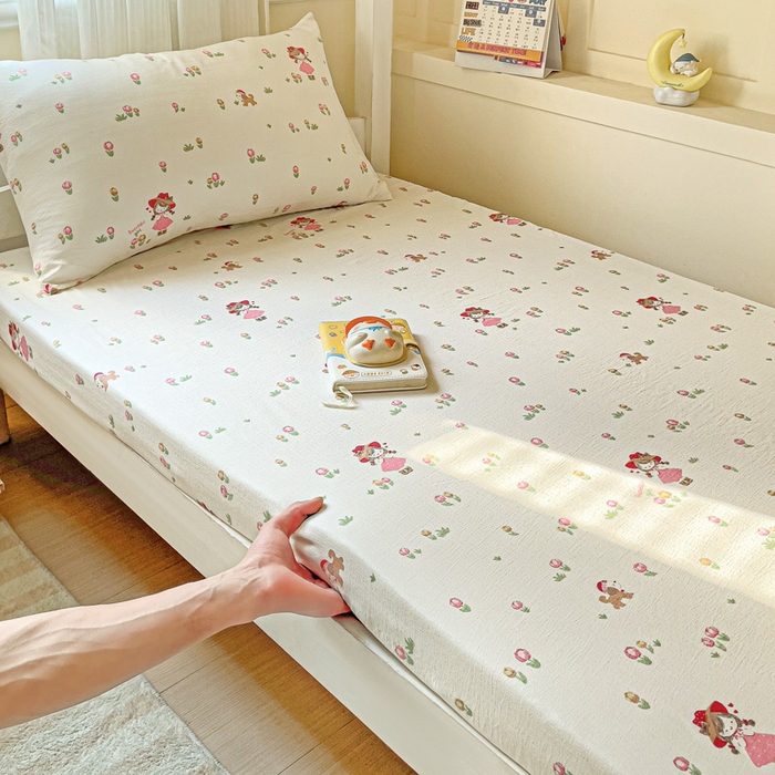 91家纺网 家纺一手货源 找家纺 纽缦家纺 2025新款云感提花双层纱学生床笠 蜜糖之恋