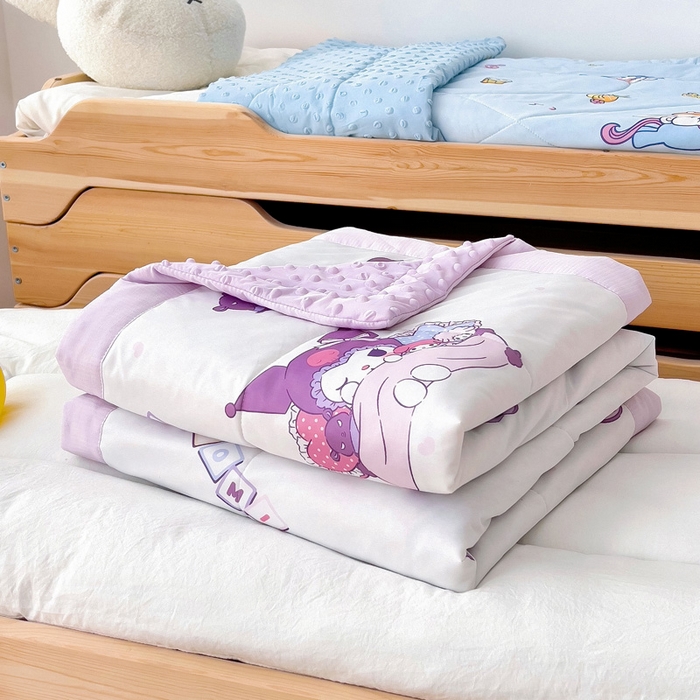 91家纺网 家纺一手货源 找家纺 御棉坊 2025新款A类三丽鸥凉感丝豆豆儿童夏被 派对库洛米