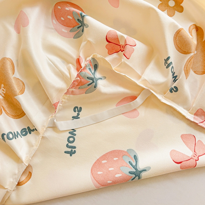 91家纺网 家纺一手货源 找家纺 极梦家纺（支持定制）  2026新款春秋130克加厚植物羊绒磨毛印花单床裙三件套 草莓恋曲