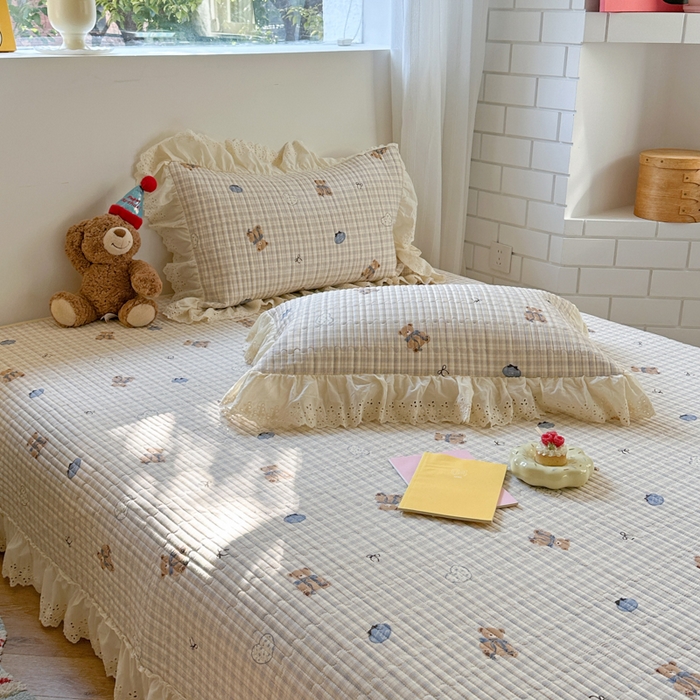 91家纺网 家纺一手货源 找家纺 金丝鸟 2025全棉镂空白色花边款韩式床盖 格子小熊