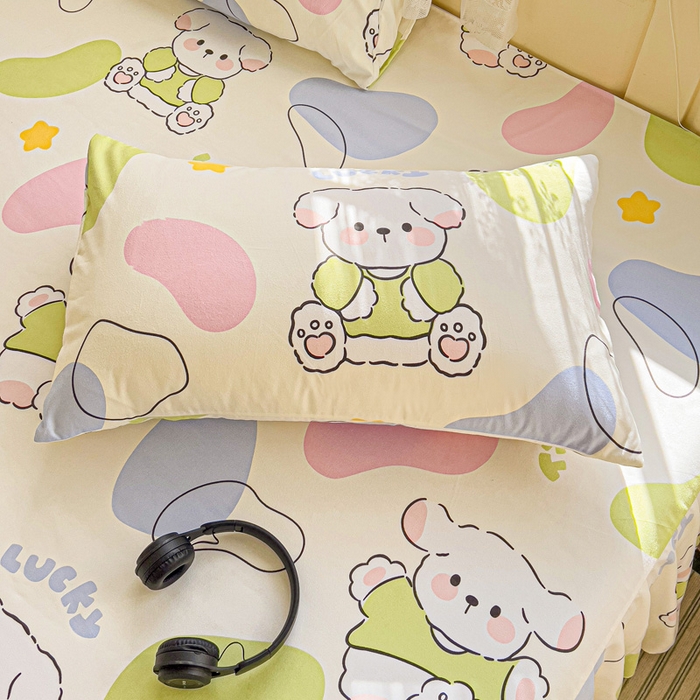 91家纺网 家纺一手货源 找家纺 极梦家纺（支持定制）  2025新款春秋130克加厚植物羊绒磨毛印花单床裙三件套 多彩萌熊