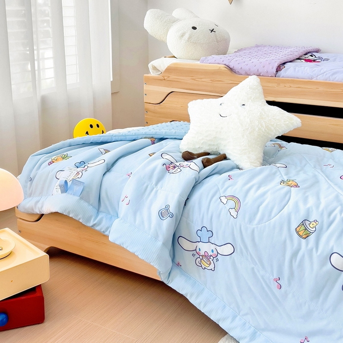 91家纺网 家纺一手货源 找家纺 御棉坊 2025新款A类三丽鸥凉感丝豆豆儿童夏被 彩虹玉桂狗