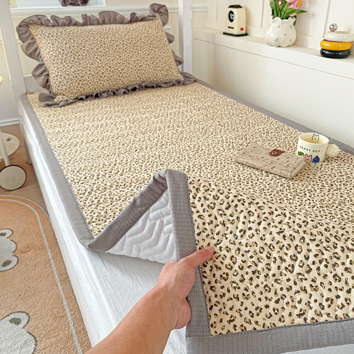 91家纺网 家纺一手货源 找家纺 纽缦家纺 2025新款云感提花双层纱学生床垫 小豹纹