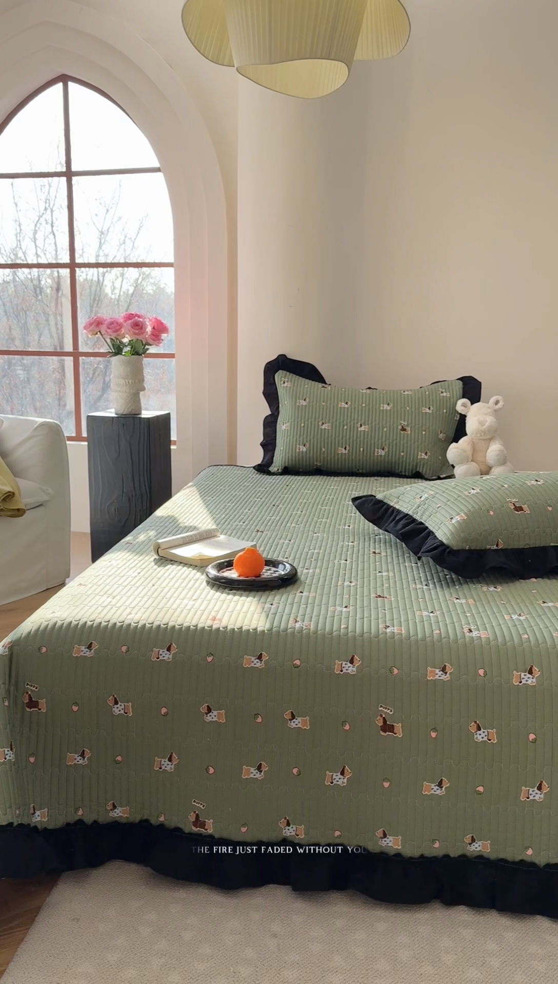 91家纺网 家纺一手货源 找家纺 金丝鸟 2025全棉黑色花边款韩式床盖 绿色斑点狗