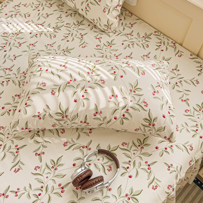 91家纺网 家纺一手货源 找家纺 极梦家纺（支持定制）  2025新款春秋130克加厚植物羊绒磨毛印花单床裙三件套 相思红果