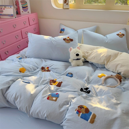 91家纺网 家纺一手货源 找家纺 易辰美 2025新款超柔水洗棉毛巾绣四件套 嘻哈狗(浅兰+米黄)