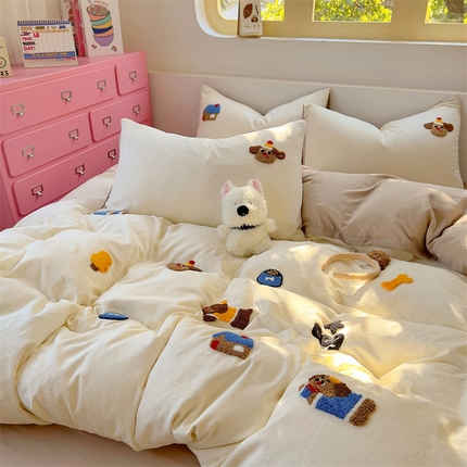 91家纺网 家纺一手货源 找家纺 易辰美 2025新款超柔水洗棉毛巾绣四件套 嘻哈狗(米黄+奶杏)