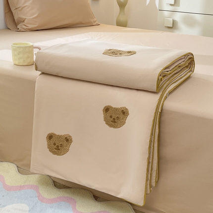 91家纺网 家纺一手货源 找家纺 莱登卡奴 2025新款全棉水洗棉毛巾绣大豆夏被子被芯 可爱熊奶咖