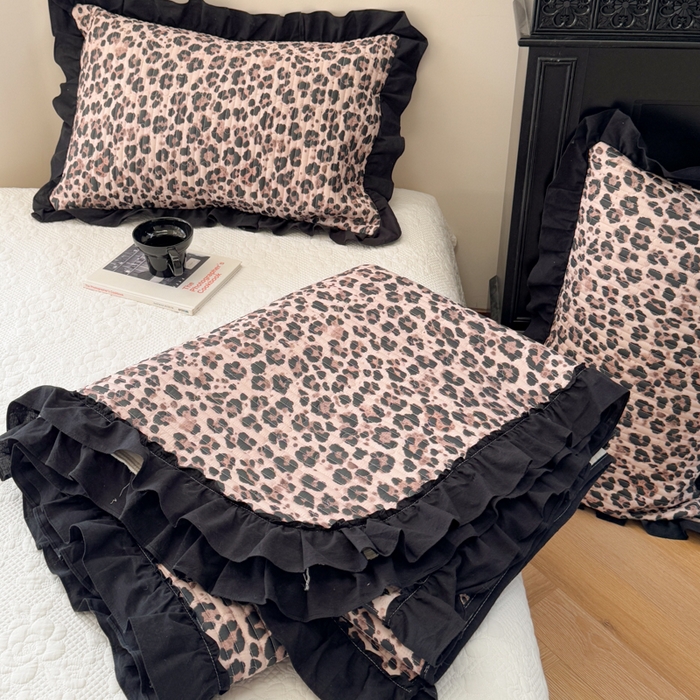 91家纺网 家纺一手货源 找家纺 金丝鸟 2025全棉黑色花边款韩式床盖 粉色豹纹