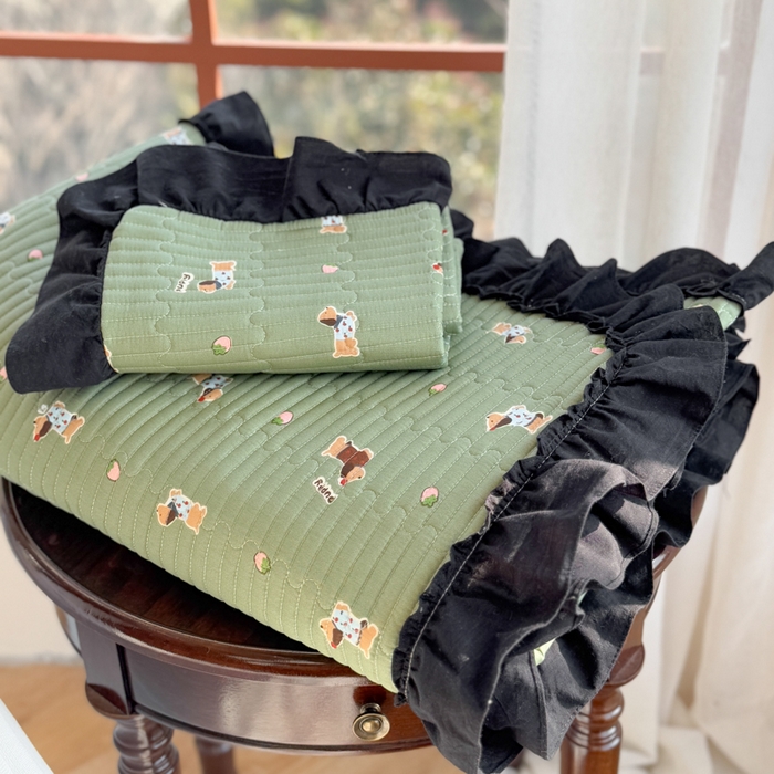 91家纺网 家纺一手货源 找家纺 金丝鸟 2025全棉黑色花边款韩式床盖 绿色斑点狗