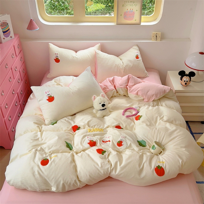 91家纺网 家纺一手货源 找家纺 易辰美 2025新款超柔水洗棉毛巾绣四件套 可爱免(米黄+粉玉)