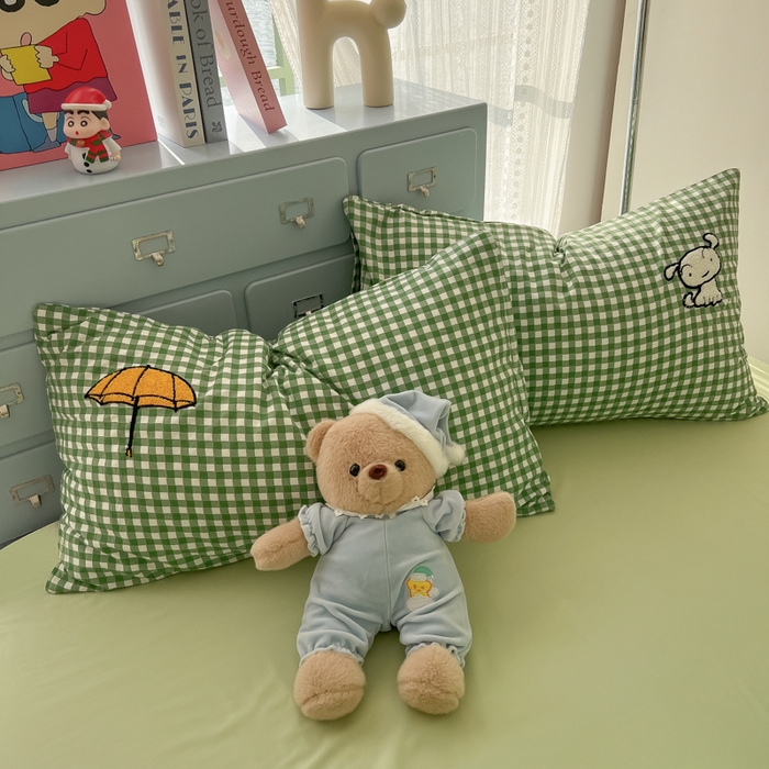 91家纺网 家纺一手货源 找家纺 2025春夏新款云朵棉水洗棉毛巾绣拼角工艺四件套 撑伞的小男孩-绿格