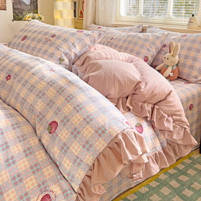 91家纺网 家纺一手货源 找家纺 纽缦家纺 2025新款云感提花双层纱韩版四件套 有草莓的地方