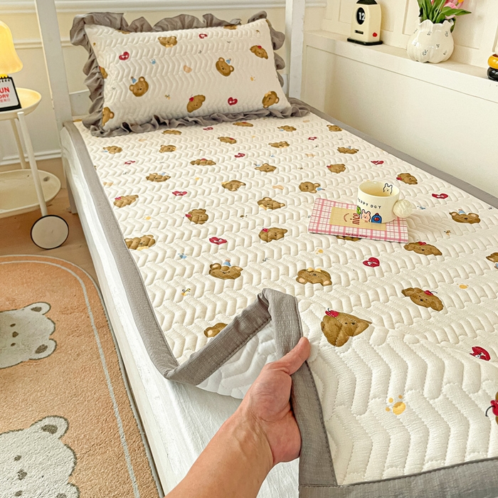 91家纺网 家纺一手货源 找家纺 纽缦家纺 2025新款云感提花双层纱学生床垫 奇妙小熊米