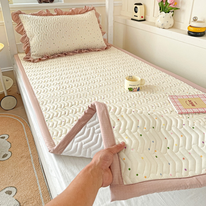 91家纺网 家纺一手货源 找家纺 纽缦家纺 2025新款云感提花双层纱学生床垫 波点世界