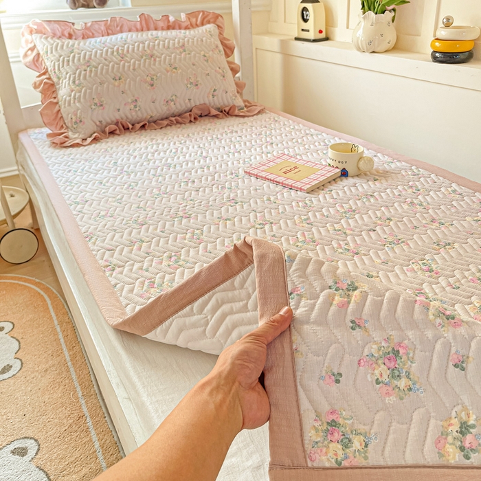 91家纺网 家纺一手货源 找家纺 纽缦家纺 2025新款云感提花双层纱学生床垫 暗恋