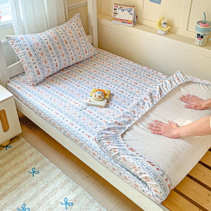 91家纺网 家纺一手货源 找家纺 纽缦家纺 2025新款云感提花双层纱学生床笠 他和她的兔