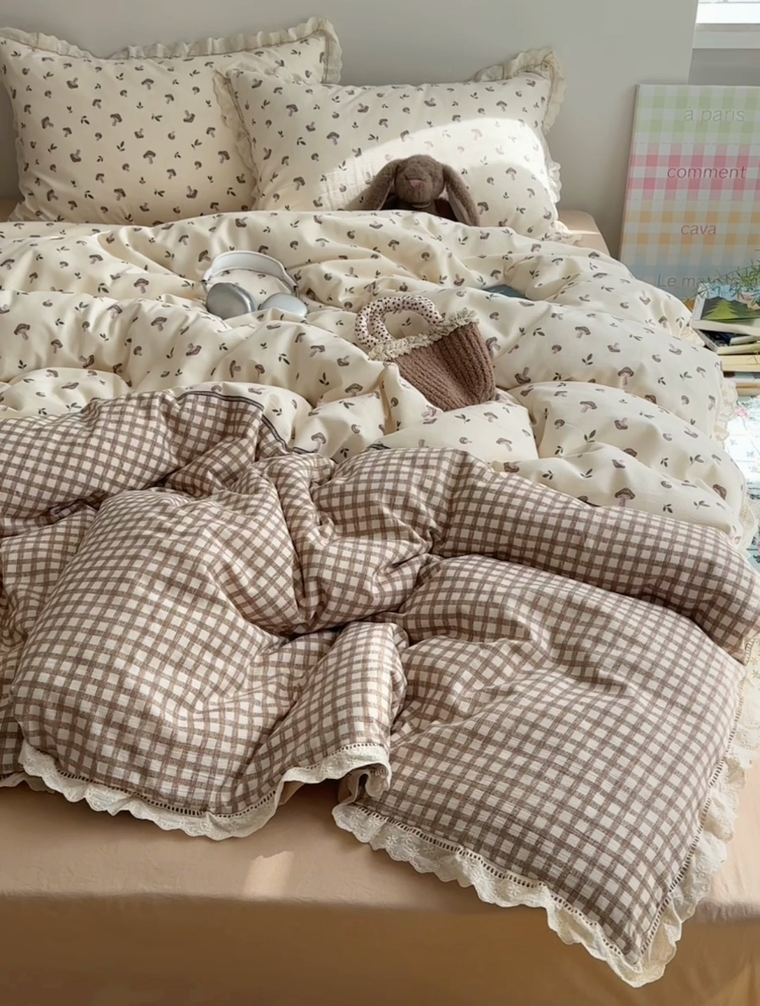 91家纺网 家纺一手货源 找家纺 顾里家纺 顾里家纺 2025新款春日碎花云朵泡泡纱花边套件 咖格蘑菇