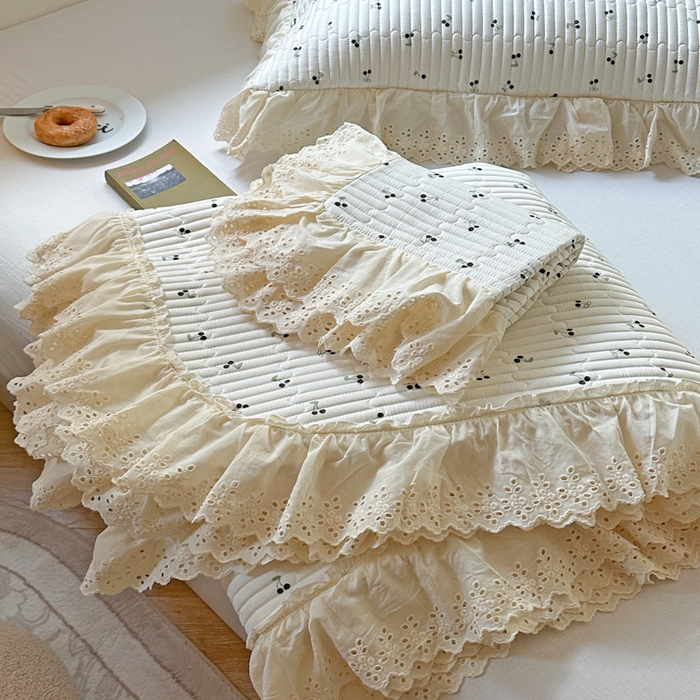 91家纺网 家纺一手货源 找家纺 金丝鸟 2025全棉镂空白色花边款韩式床盖 黑色小樱桃