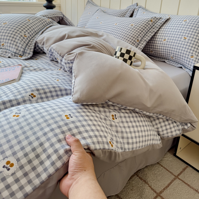 91家纺网 家纺一手货源 找家纺 可思家纺2025新款可思-简单款双层纱套件 樱桃小格蓝