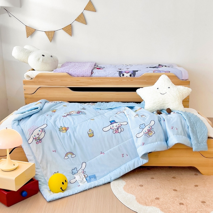 91家纺网 家纺一手货源 找家纺 御棉坊 2025新款A类三丽鸥凉感丝豆豆儿童夏被 彩虹玉桂狗