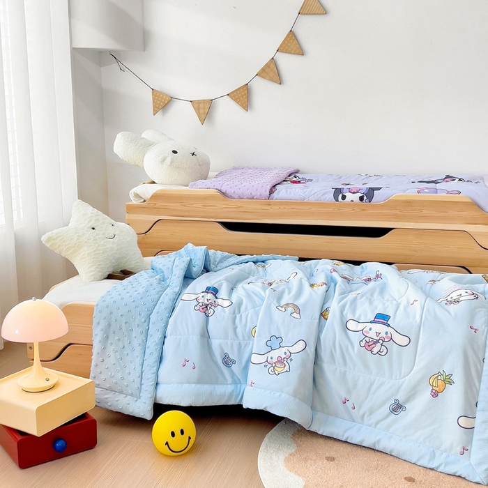 91家纺网 家纺一手货源 找家纺 御棉坊 2025新款A类三丽鸥凉感丝豆豆儿童夏被 彩虹玉桂狗