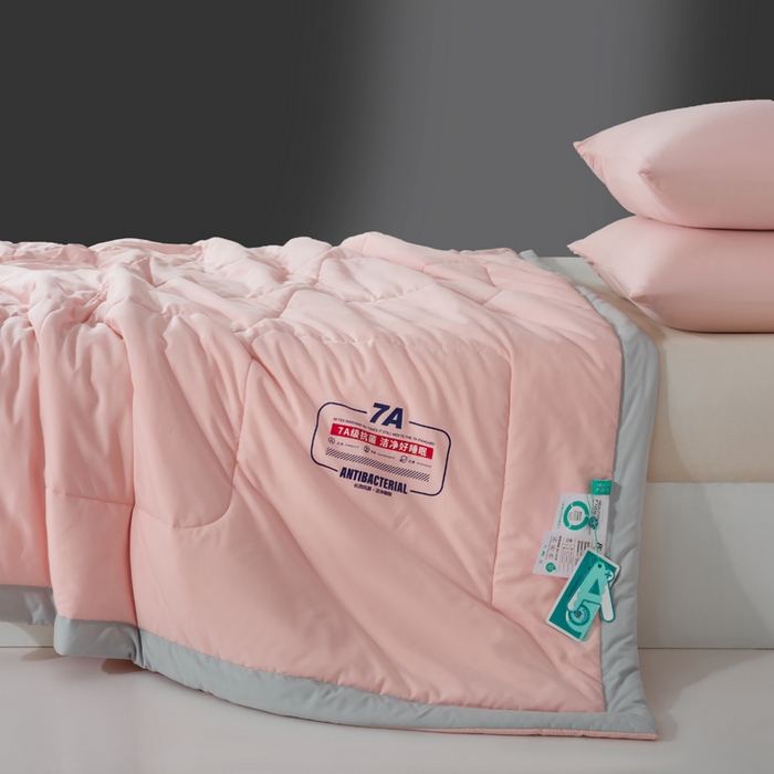 91家纺网 家纺一手货源 找家纺 苏秦家纺 2025夏季新款7A抗菌冰柔小奶皮夏被 粉色