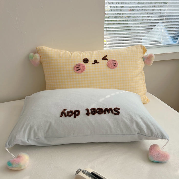 91家纺网 家纺一手货源 找家纺 丽涵 2025新款水洗棉爱心球球单品枕套 笑脸猫咪-黄格