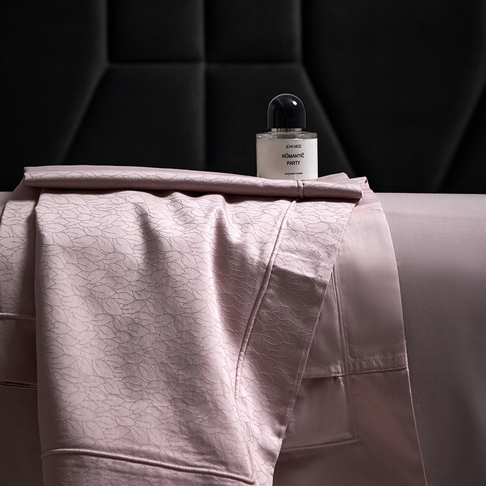 91家纺网 家纺一手货源 找家纺 榻尚家居 2025新款长绒棉贡缎提花手工立体埋绳工艺四件套礼盒包装 奢华魅力-樱花粉