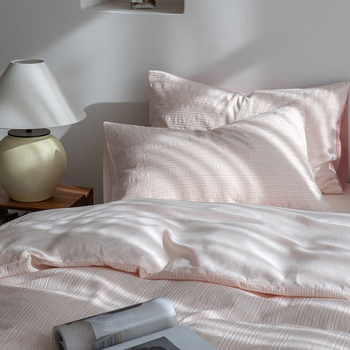 91家纺网 家纺一手货源 找家纺 小春日和 2025新款高端民宿风纯棉四件套特殊工艺全棉被套人字纹棉1.8床笠纯色双人床单加大笠 岛屿-粉