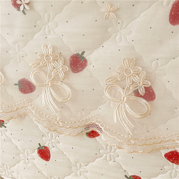 91家纺网 家纺一手货源 找家纺 十个点2025新款亲肤夹棉床头罩 真爱草莓