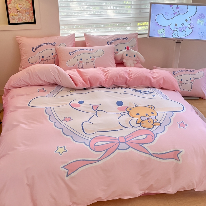 91家纺网 家纺一手货源 找家纺 金爱家 2025新款纯棉数码印花大阪三丽鸥四件套 D小熊玉桂狗粉