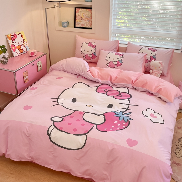 91家纺网 家纺一手货源 找家纺 金爱家 2025新款纯棉数码印花大阪三丽鸥四件套 D草莓kt粉