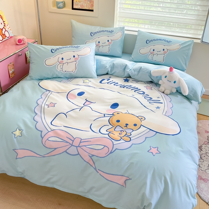 91家纺网 家纺一手货源 找家纺 金爱家 2025新款纯棉数码印花大阪三丽鸥四件套 D小熊玉桂狗蓝