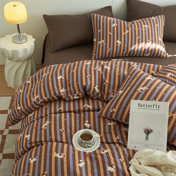 91家纺网 家纺一手货源 找家纺 趣色家纺 2025新款A类全棉双层纱印花四件套 竖条圣诞汪