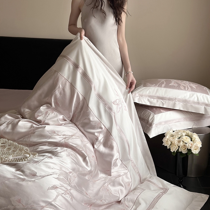 91家纺网 家纺一手货源 找家纺 鹿班家居 2025春夏款高精密锦缎色织大提花长绒棉四件套【标准会员-20元】 醉清风-粉色