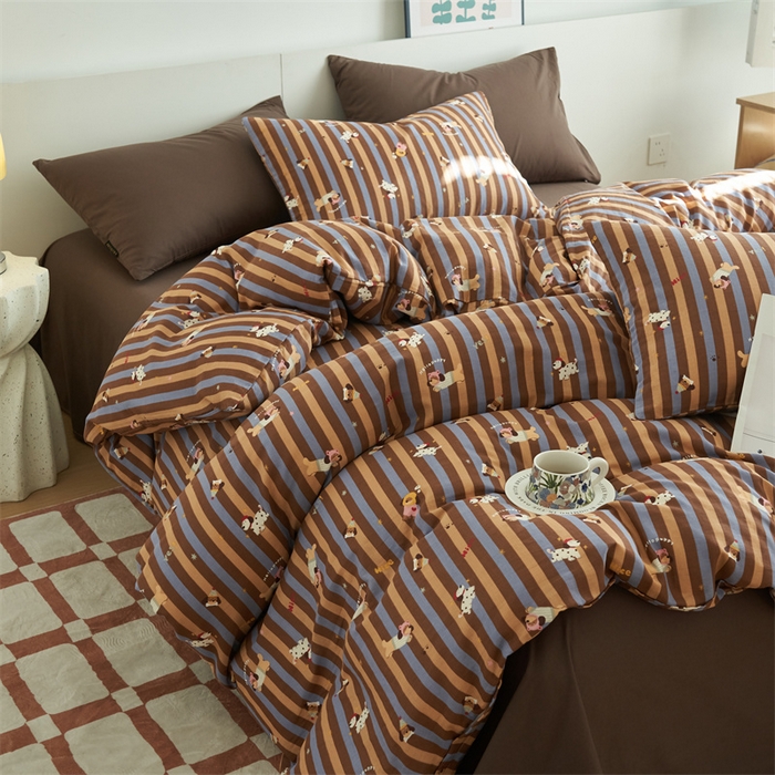 91家纺网 家纺一手货源 找家纺 趣色家纺 2025新款A类全棉双层纱印花四件套 竖条圣诞汪