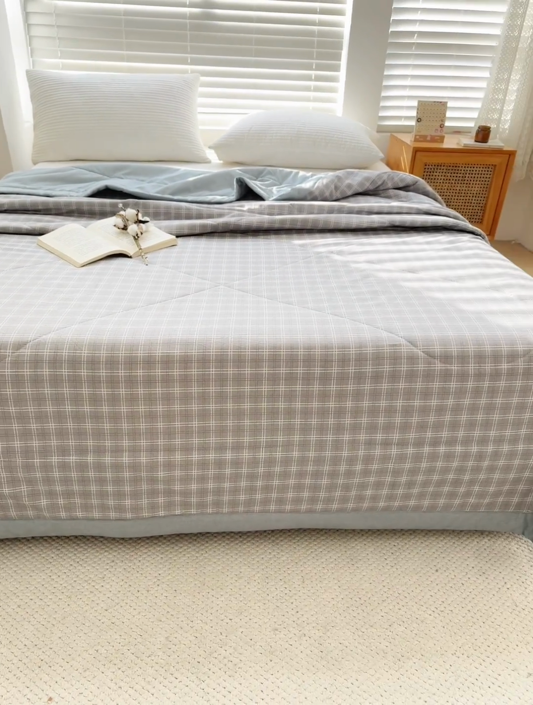 91家纺网 家纺一手货源 找家纺 首爱家纺 2025新款里外全棉夏被手包边新疆棉花夏被空调被夏凉被 细灰条